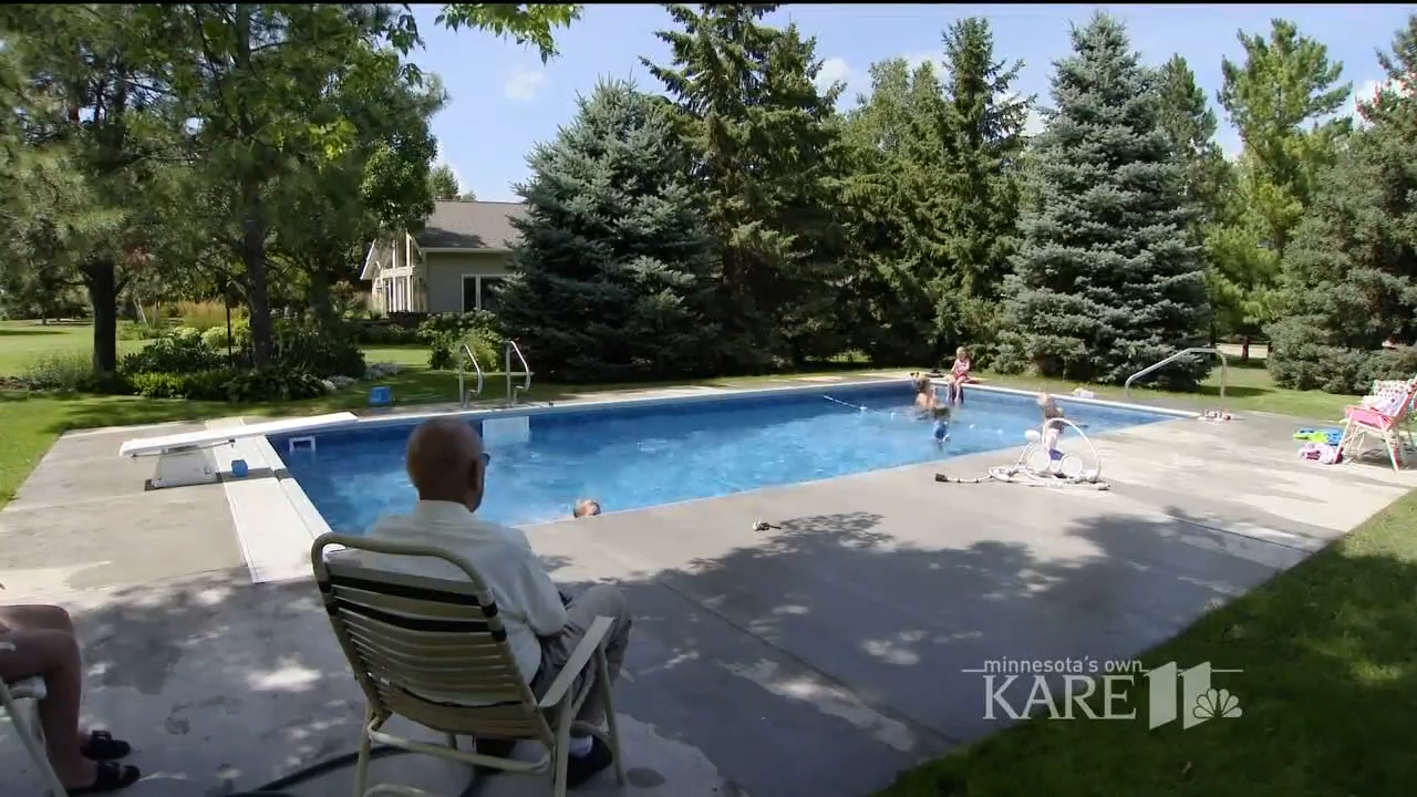 94-year-old-retired-judge-puts-in-pool-for-neighborhood-kids-00_02_03_03-still006