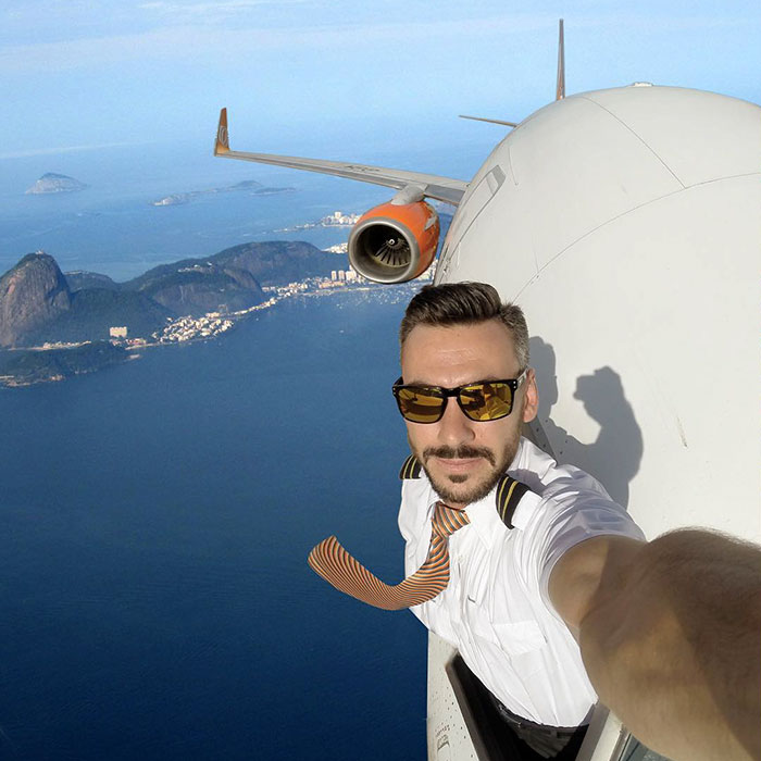 pilot-fake-mid-flight-selfies-instagram-daniel-centeno-1-59b244246ed58__700