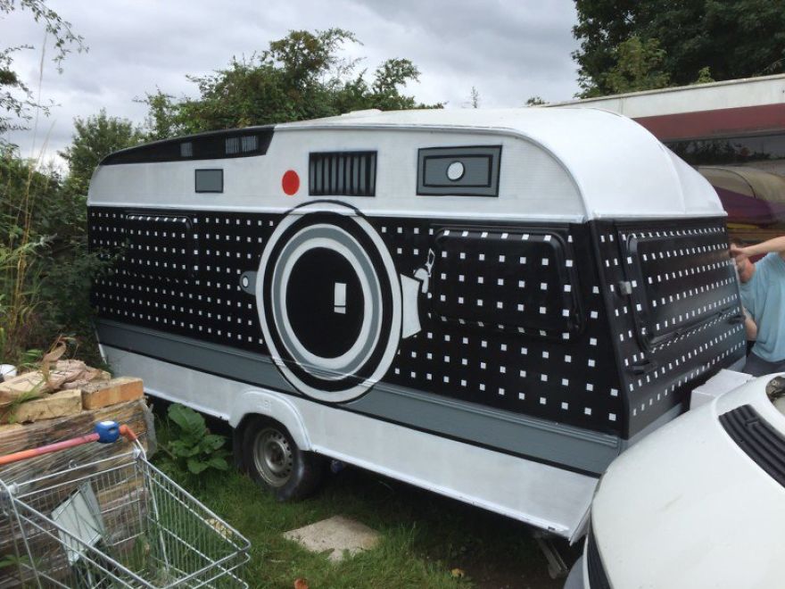 photographer-transforms-an-old-camper-van-into-a-giant-camera-and-leaves-the-streets-to-photograph-unknowns-59b5d1f90cf24__880