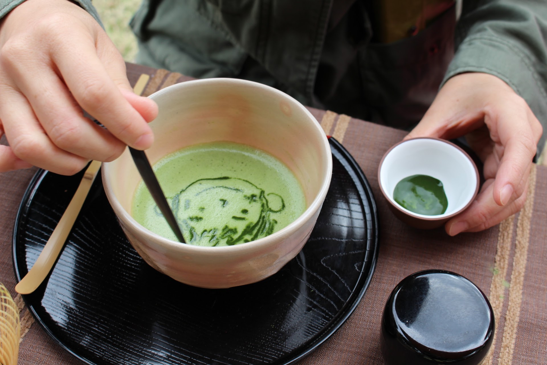 15：00 － 18：00 京都抹茶聞名海外，由取得日本茶藝資格的吉田惠美導師介紹京都地區抹茶及親身體驗抹茶拉花藝術。