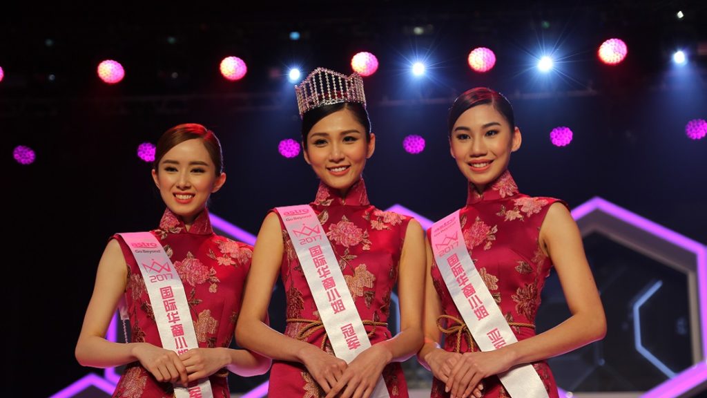 2017年更參加馬來西亞舉辦的國際華裔小姐競選，以甜美樣子和火辣身材奪得冠軍（中間）。