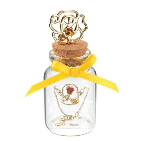 收藏玫瑰手鏈更是設計精美的玫瑰花小瓶，這個瓶子的瓶身更束上了貝兒專屬的黃色絲帶，令你覺得這彷彿是一件寶物
