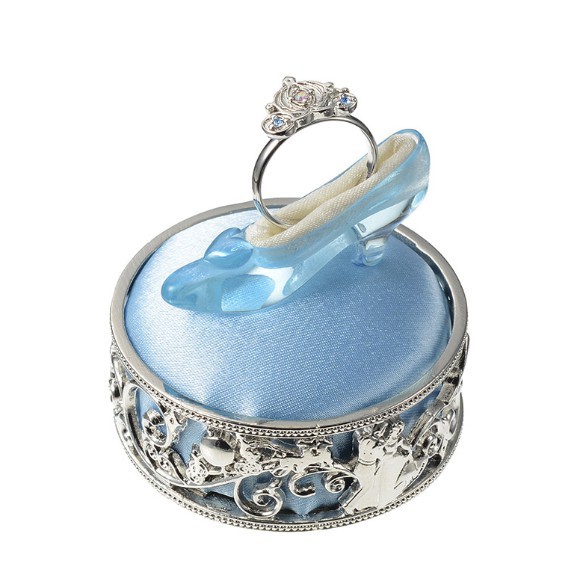 超美的南瓜車戒指用配飾盒，戒指座就是藍色玻璃鞋，配上介指整個組合絕對任何女生心動！