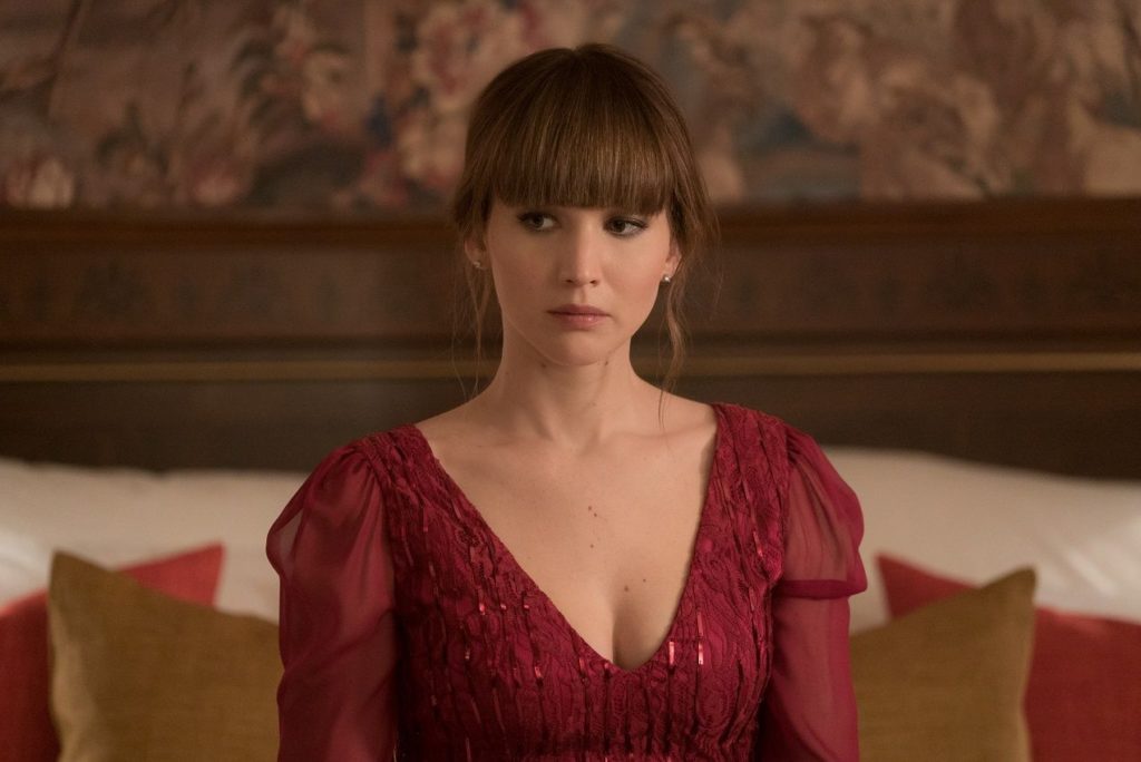 《紅雀特工》 紅色低胸連身裙，elegant之餘完全展示到Jennifer既魔鬼身材！