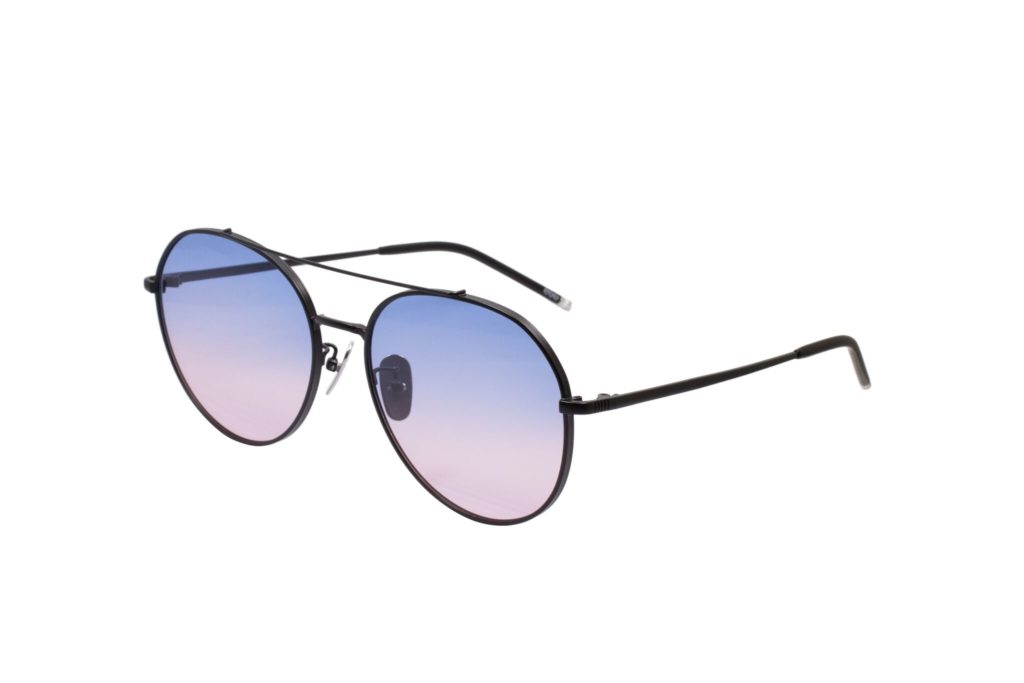 (左) eGG 半透明鏡片太陽眼鏡 (淺藍X淺粉紅鏡片)  $580 (右) eGG半透明鏡片太陽眼鏡 (淺灰色鏡片)  $580 